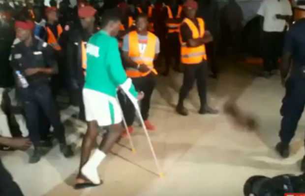 Sénégal vs Congo: Ismaila Sarr quitte le stade en béquilles, sa blessure inquiète ! Sénégal vs Congo: Ismaila Sarr quitte le stade en béquilles, sa blessure inquiète !