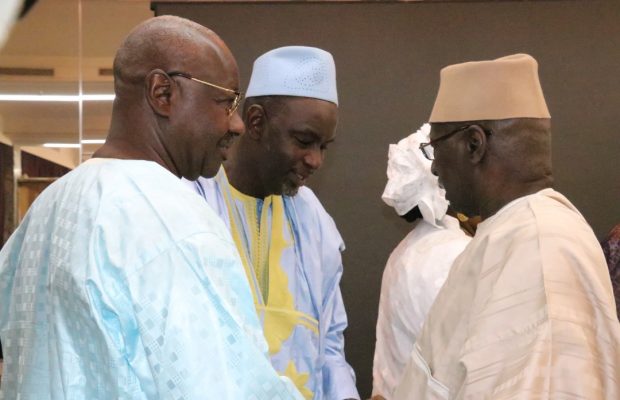 REMISE DU SABRE D’EL HADJI OUMAR : SERIGNE MBAYE SY MANSOUR ET THIERNO BACHIR TALL AU PALAIS