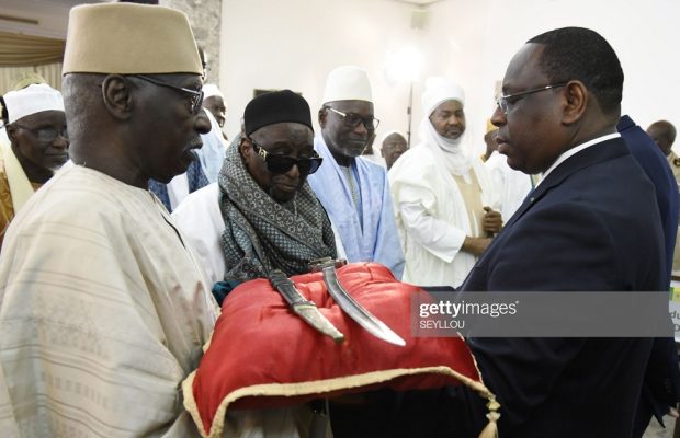 Accord entre le Sénégal et la France pour la restitution du sabre d’El Hadji Oumar Foutiyou TALL Accord entre le Sénégal et la France pour la restitution du sabre d’El Hadji Oumar Foutiyou TALL
