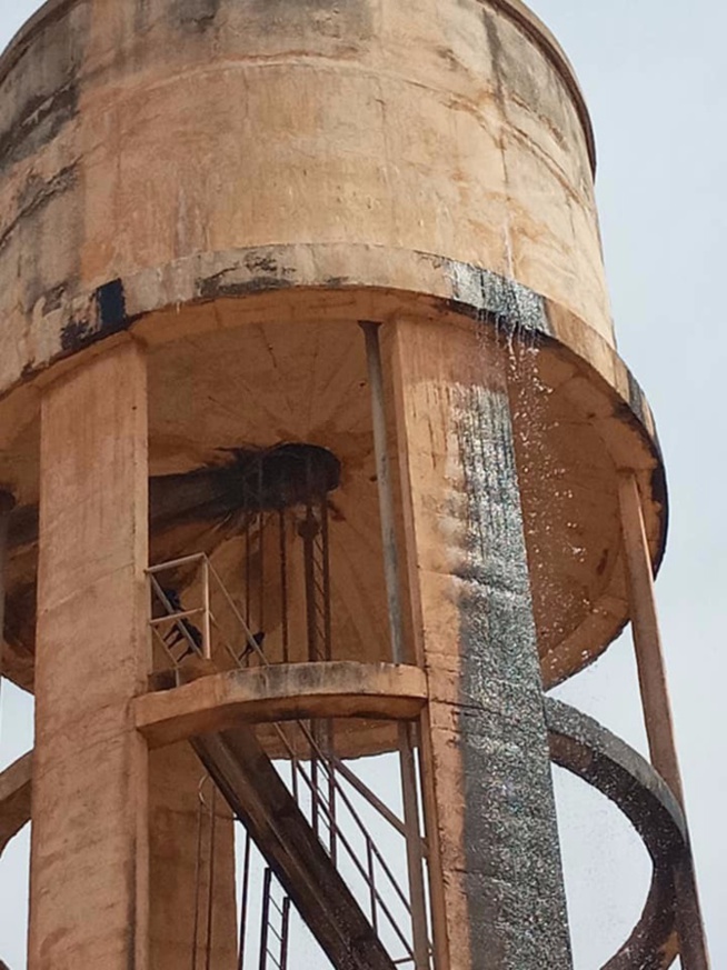 Malem Hodar, un château d'eau risque de s'effondrer sur les élèves Malem Hodar, un château d'eau risque de s'effondrer sur les élèves