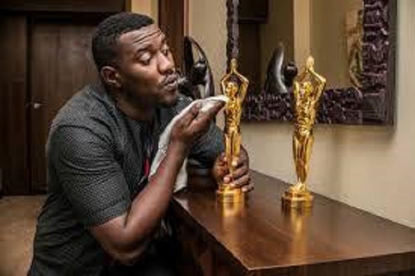 Tout ce que vous devez savoir sur l’acteur ghanéen John Dumelo Tout ce que vous devez savoir sur l’acteur ghanéen John Dumelo