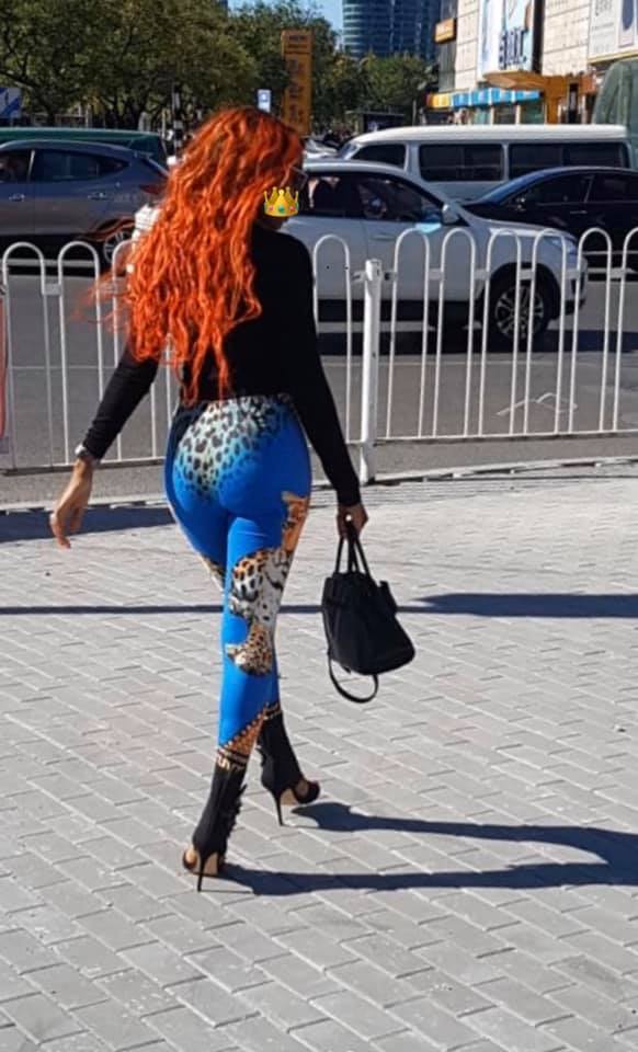 Queen Biz expose ses atouts dans les rues de Pékin