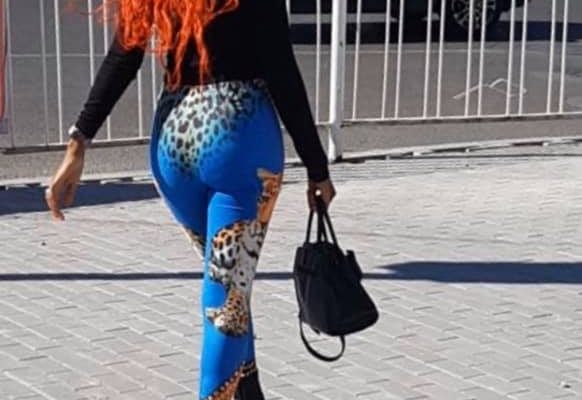 Queen Biz expose ses atouts dans les rues de Pékin