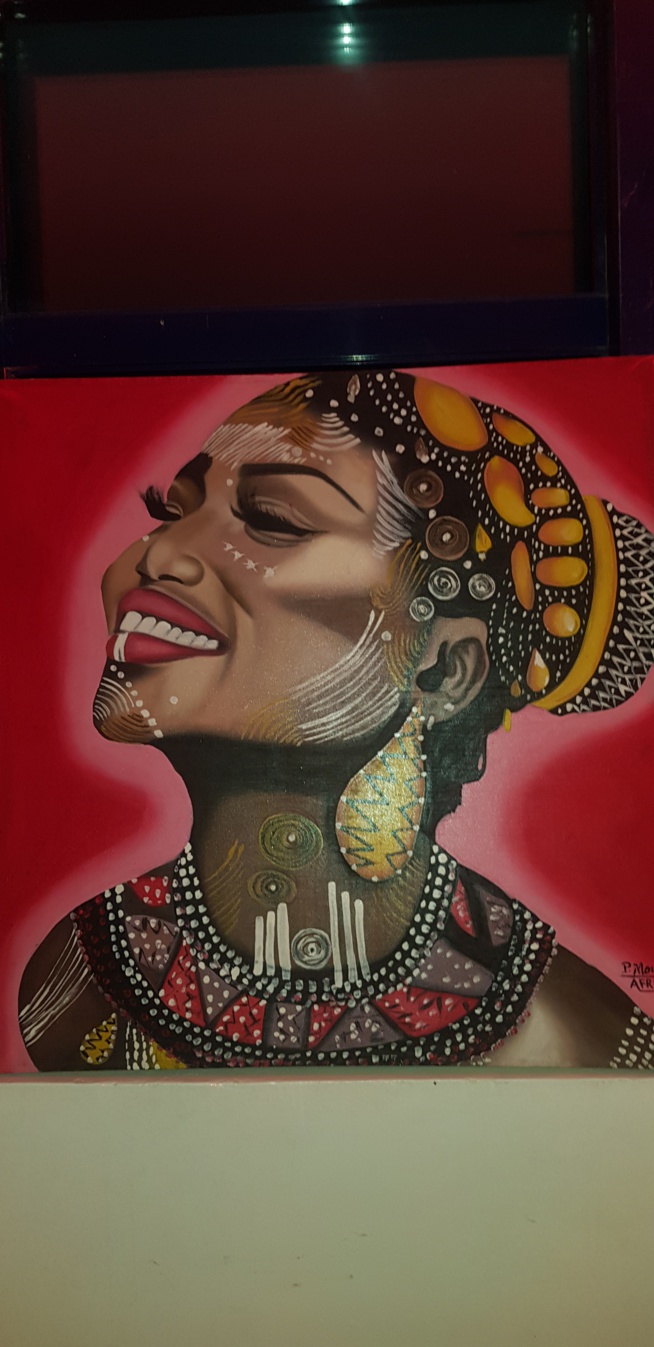 Le jeune artiste Pape Moussa Mbaye présente ses oeuvres d'art à la place du souvenir Africaine.