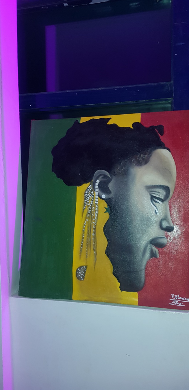 Le jeune artiste Pape Moussa Mbaye présente ses oeuvres d'art à la place du souvenir Africaine.