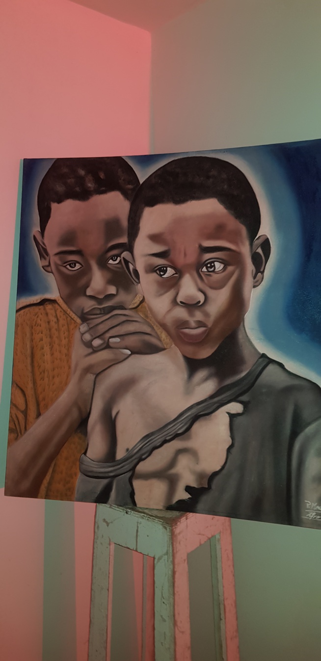 Le jeune artiste Pape Moussa Mbaye présente ses oeuvres d'art à la place du souvenir Africaine.