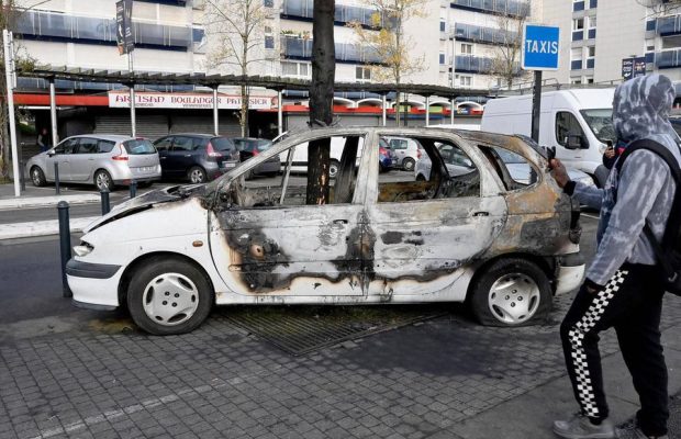 Nantes : voiture transpercée par un arbre, à peine inaugurée, une œuvre d’art volontairement incendiée
