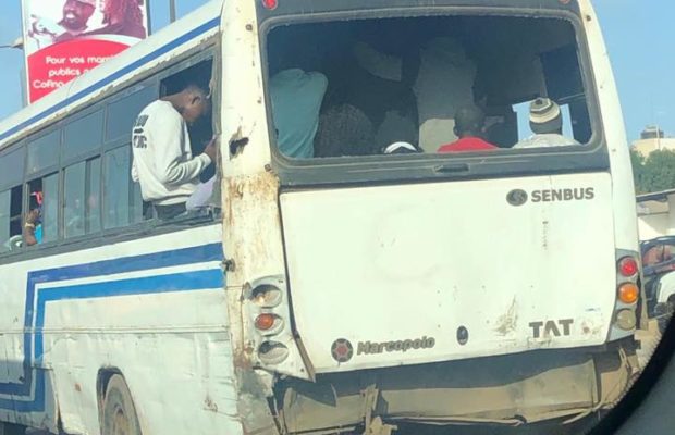 Transport : Un siège d’un Bus Tata de la ligne 78 occupé par une brique Transport : Un siège d’un Bus Tata de la ligne 78 occupé par une brique