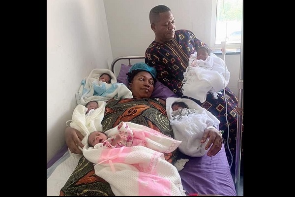 Nigeria : Agée de 44 ans, elle donne naissance à des quintuplés après 16 ans de mariage Nigeria : Agée de 44 ans, elle donne naissance à des quintuplés après 16 ans de mariage