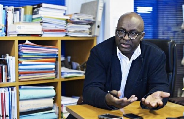 MACKY OFFRE UN PASSEPORT DIPLOMATIQUE À ACHILLE MBEMBÉ MACKY OFFRE UN PASSEPORT DIPLOMATIQUE À ACHILLE MBEMBÉ