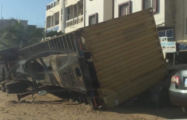 YOFF – UN CONTAINER SE RENVERSE SUR DES VÉHICULES EN STATIONNEMENT YOFF – UN CONTAINER SE RENVERSE SUR DES VÉHICULES EN STATIONNEMENT