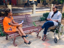 Yama Ndiaye, mannequin en fauteuil roulant, Soutenue par sa fille Yama Ndiaye, mannequin en fauteuil roulant, Soutenue par sa fille