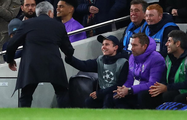 Victoire de Tottenham sur l’Olympiakos : Mourinho remercie… le ramasseur de balle » il a fait une passe décisive importante » Victoire de Tottenham sur l’Olympiakos : Mourinho remercie… le ramasseur de balle » il a fait une passe décisive importante »