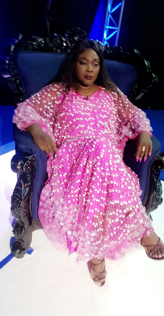 VIDEO: Dans les coulisses de célébrité en ligne avec sans complexe avec Ndella Madior VIDEO: Dans les coulisses de célébrité en ligne avec sans complexe avec Ndella Madior