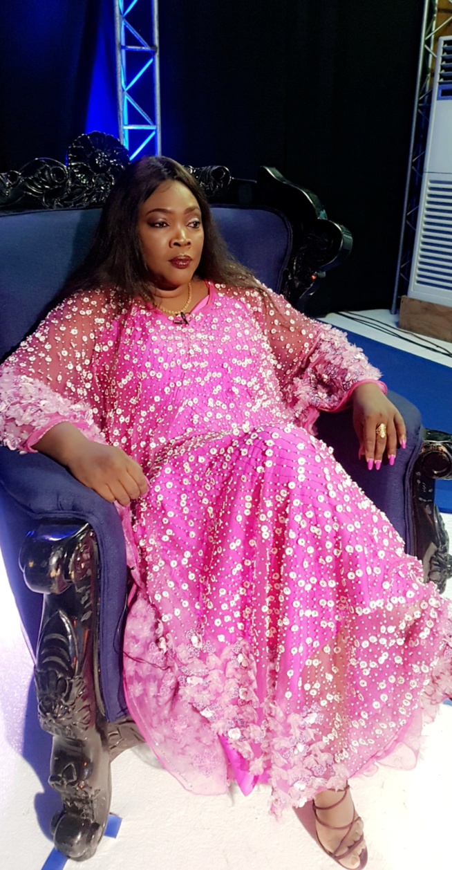 VIDEO: Dans les coulisses de célébrité en ligne avec sans complexe avec Ndella Madior VIDEO: Dans les coulisses de célébrité en ligne avec sans complexe avec Ndella Madior