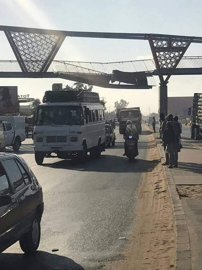 Danger sur la route nationale N°1: Une passerelle de Sicap Mbao sur le point de s’écrouler (images) Danger sur la route nationale N°1: Une passerelle de Sicap Mbao sur le point de s’écrouler (images)