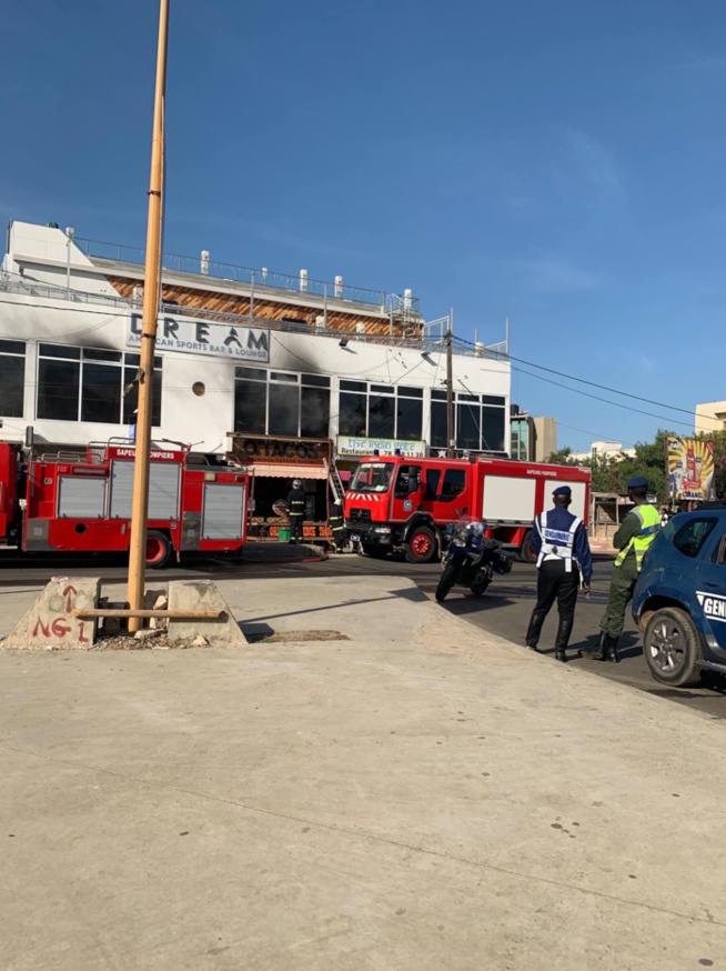 Rond-point Ngor : Le Dream Lounge a pris feu… Rond-point Ngor : Le Dream Lounge a pris feu…