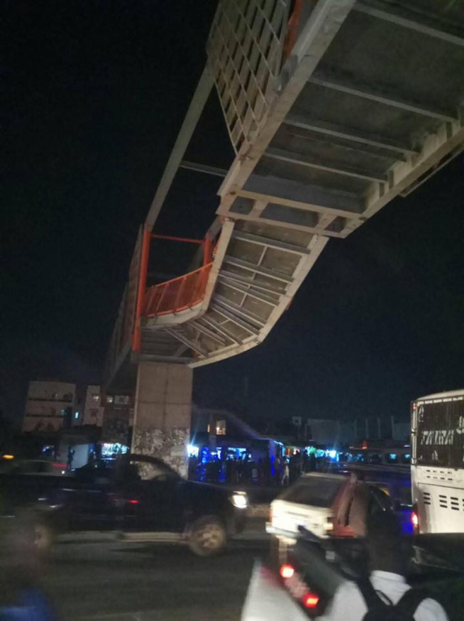 Urgent: Un camion en surcharge endommage le pont piéton de Sicap Mbao Urgent: Un camion en surcharge endommage le pont piéton de Sicap Mbao