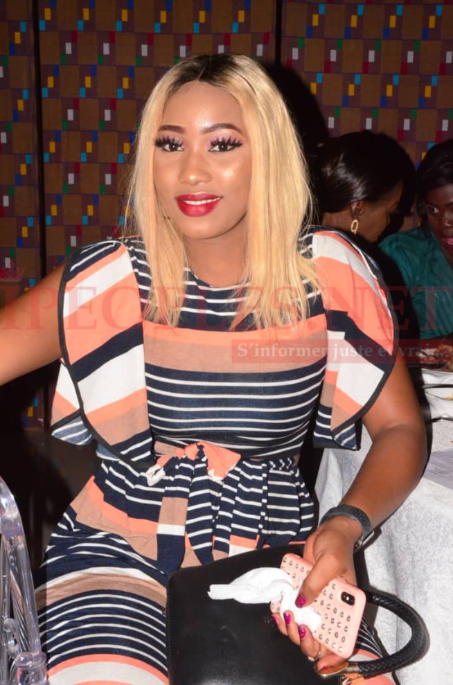 GALA TERROU WAR TOUR: La diva Coumba Gawlo séduit son public dans une tenue classe et élégante en rouge vif. GALA TERROU WAR TOUR: La diva Coumba Gawlo séduit son public dans une tenue classe et élégante en rouge vif.