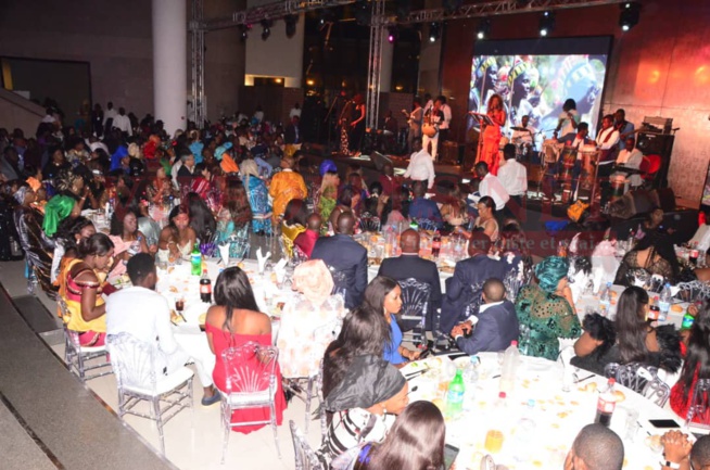 GALA TERROU WAR TOUR: La diva Coumba Gawlo séduit son public dans une tenue classe et élégante en rouge vif. GALA TERROU WAR TOUR: La diva Coumba Gawlo séduit son public dans une tenue classe et élégante en rouge vif.