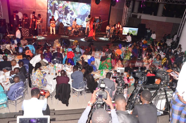 GALA TERROU WAR TOUR: La diva Coumba Gawlo séduit son public dans une tenue classe et élégante en rouge vif. GALA TERROU WAR TOUR: La diva Coumba Gawlo séduit son public dans une tenue classe et élégante en rouge vif.