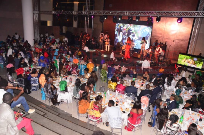 GALA TERROU WAR TOUR: La diva Coumba Gawlo séduit son public dans une tenue classe et élégante en rouge vif. GALA TERROU WAR TOUR: La diva Coumba Gawlo séduit son public dans une tenue classe et élégante en rouge vif.