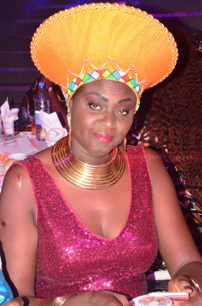 GALA TERROU WAR TOUR: La diva Coumba Gawlo séduit son public dans une tenue classe et élégante en rouge vif. GALA TERROU WAR TOUR: La diva Coumba Gawlo séduit son public dans une tenue classe et élégante en rouge vif.