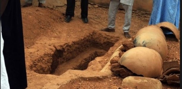 Kédougou : Un arsenal mystique découvert sur une tombe profanée, il s’agit de la tombe d’un notable de la… Kédougou : Un arsenal mystique découvert sur une tombe profanée, il s’agit de la tombe d’un notable de la…