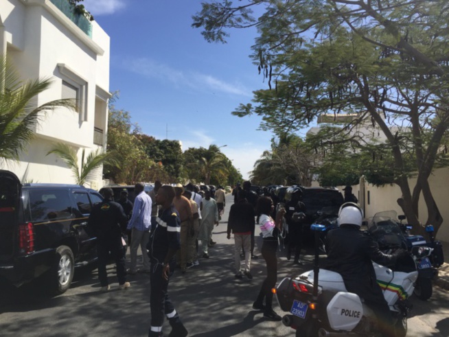 Une quantité importante de gasoil déversé près de Chez Macky Sall à Mermoz : Les populations s’interrogent de la motivation des « auteurs » Une quantité importante de gasoil déversé près de Chez Macky Sall à Mermoz : Les populations s’interrogent de la motivation des « auteurs »