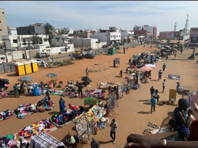 La devanture de l'hôpital Nabil Choucair transformée en marché La devanture de l'hôpital Nabil Choucair transformée en marché