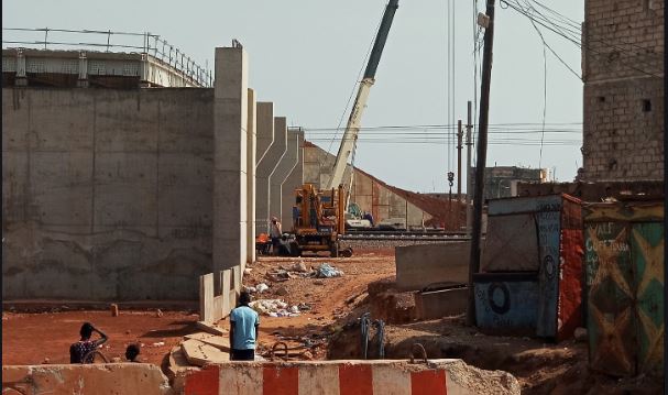 Chantiers du TER à Fass Mbao : un gros caillou tombe du pont en construction sur la tête d’une femme