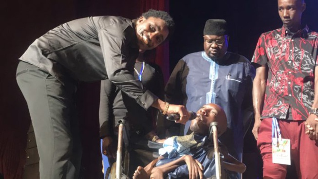 Vidéo: Le Duo de Wally Seck avec ce jeune handicapé fait pleurer toute la salle au Grand Théâtre… Vidéo: Le Duo de Wally Seck avec ce jeune handicapé fait pleurer toute la salle au Grand Théâtre…