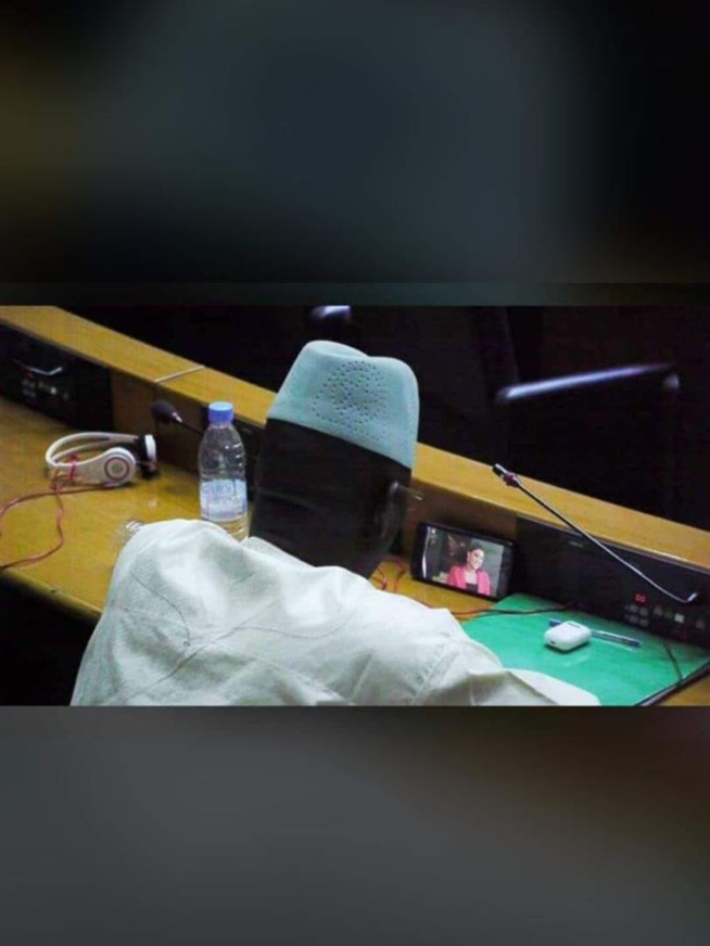 INSOLITE: Un député regarde Pod et Marichou pendant les plénières INSOLITE: Un député regarde Pod et Marichou pendant les plénières