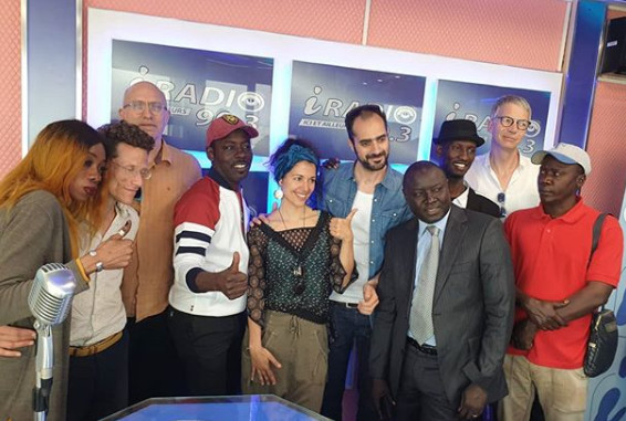 Apres avoir pris une « niarel », ce journaliste d’Emedia divorce avec sa « aawo »(photos) Apres avoir pris une « niarel », ce journaliste d’Emedia divorce avec sa « aawo »(photos)