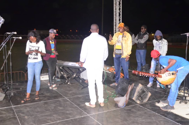 Stade Caroline Faye de Mbour, Coumba Gawlo en concert pour le Terrou War Tour. Stade Caroline Faye de Mbour, Coumba Gawlo en concert pour le Terrou War Tour.