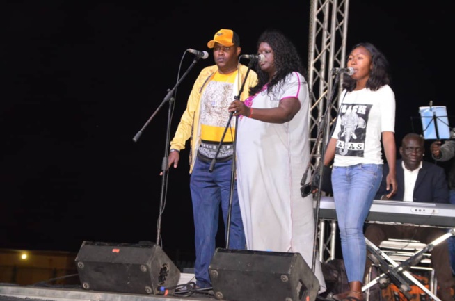 Stade Caroline Faye de Mbour, Coumba Gawlo en concert pour le Terrou War Tour.