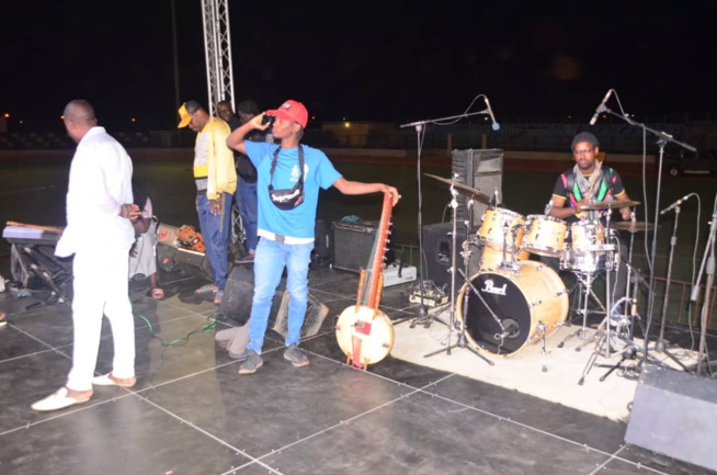 Stade Caroline Faye de Mbour, Coumba Gawlo en concert pour le Terrou War Tour.