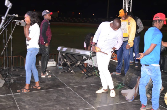 Stade Caroline Faye de Mbour, Coumba Gawlo en concert pour le Terrou War Tour.