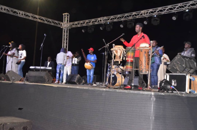 Stade Caroline Faye de Mbour, Coumba Gawlo en concert pour le Terrou War Tour.