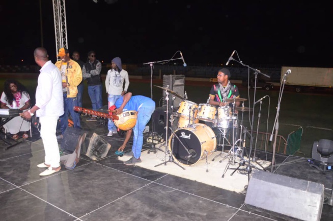 Stade Caroline Faye de Mbour, Coumba Gawlo en concert pour le Terrou War Tour.