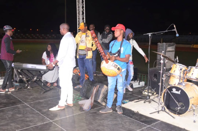 Stade Caroline Faye de Mbour, Coumba Gawlo en concert pour le Terrou War Tour.