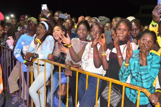 Regardez le "Leumbeul d'enfer des Mbouroises " au concert Terrou War de la diva Coumba Gawlo au stade Caroline Faye;