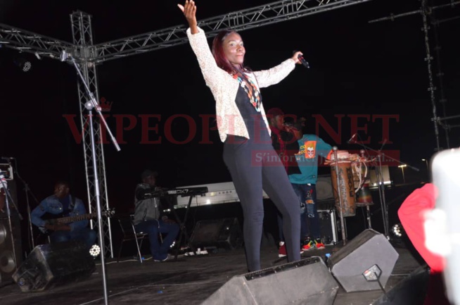 Regardez le "Leumbeul d'enfer des Mbouroises " au concert Terrou War de la diva Coumba Gawlo au stade Caroline Faye;