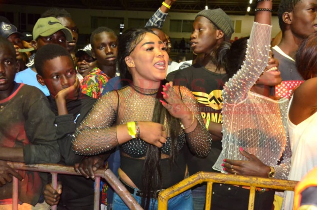 Regardez le "Leumbeul d'enfer des Mbouroises " au concert Terrou War de la diva Coumba Gawlo au stade Caroline Faye;