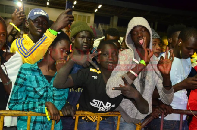 Regardez le "Leumbeul d'enfer des Mbouroises " au concert Terrou War de la diva Coumba Gawlo au stade Caroline Faye;