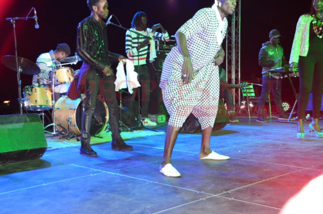 Regardez le "Leumbeul d'enfer des Mbouroises " au concert Terrou War de la diva Coumba Gawlo au stade Caroline Faye;