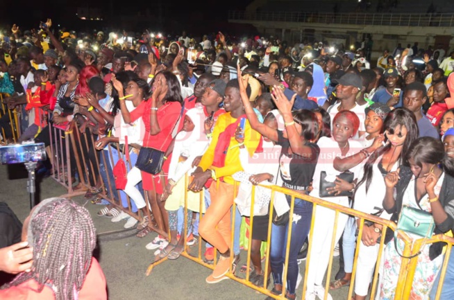 Regardez le "Leumbeul d'enfer des Mbouroises " au concert Terrou War de la diva Coumba Gawlo au stade Caroline Faye;