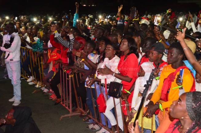Regardez le "Leumbeul d'enfer des Mbouroises " au concert Terrou War de la diva Coumba Gawlo au stade Caroline Faye;