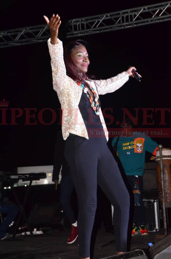 Admirez la classe et la prestance de la Diva Coumba Gawlo sur scéne au stade Caroline Faye de Mbour