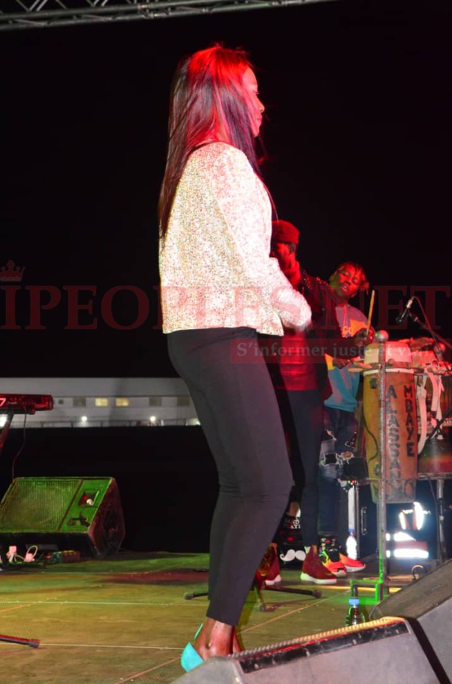 Admirez la classe et la prestance de la Diva Coumba Gawlo sur scéne au stade Caroline Faye de Mbour